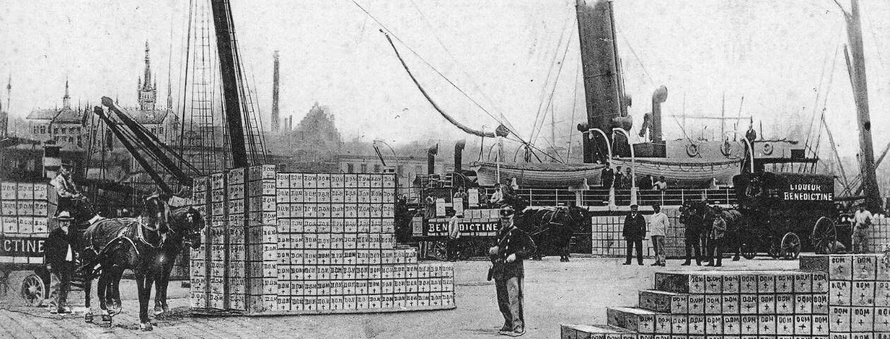 Fecamp - Loading of cases of "Benedictine" aboard a Worms steamer - 1911